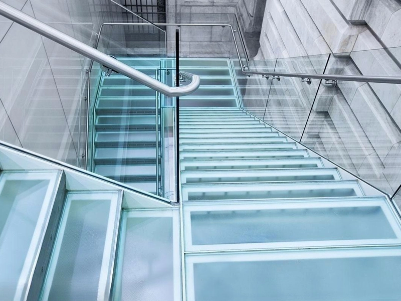 Applications of Architectural Glass in Glass Handails and Stairs